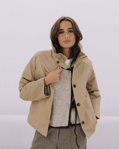 GABARDINE CURTA GOLA